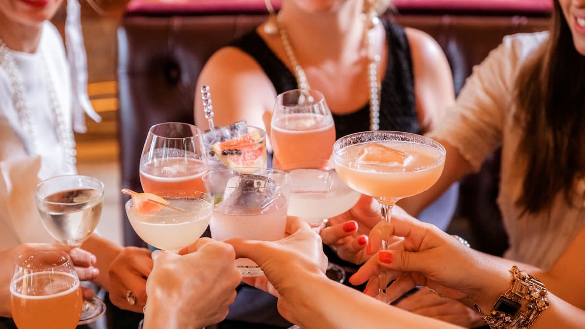 Amigas brindando con copas en una despedida de soltera