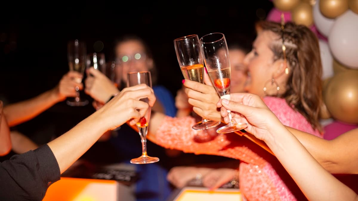 Amigos brindando con copas en una fiesta de noche