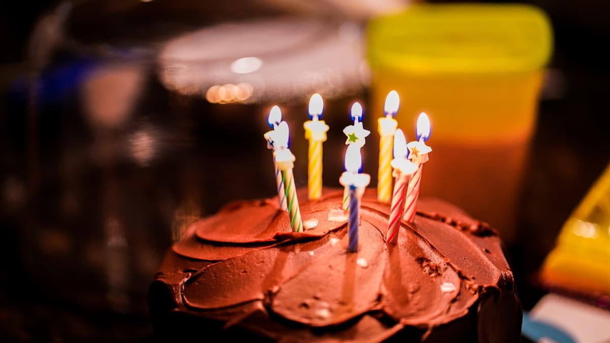 Torta de cumpleaños con velas encendidas
