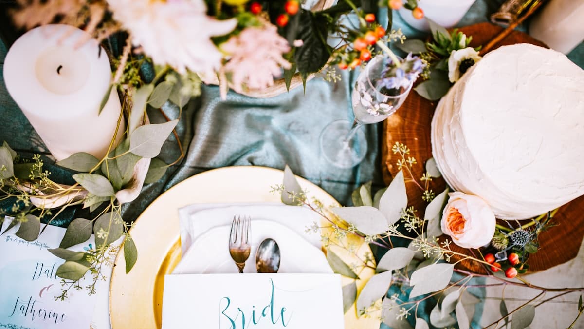 Mesa de casamiento servida con vajilla y decoración elegante