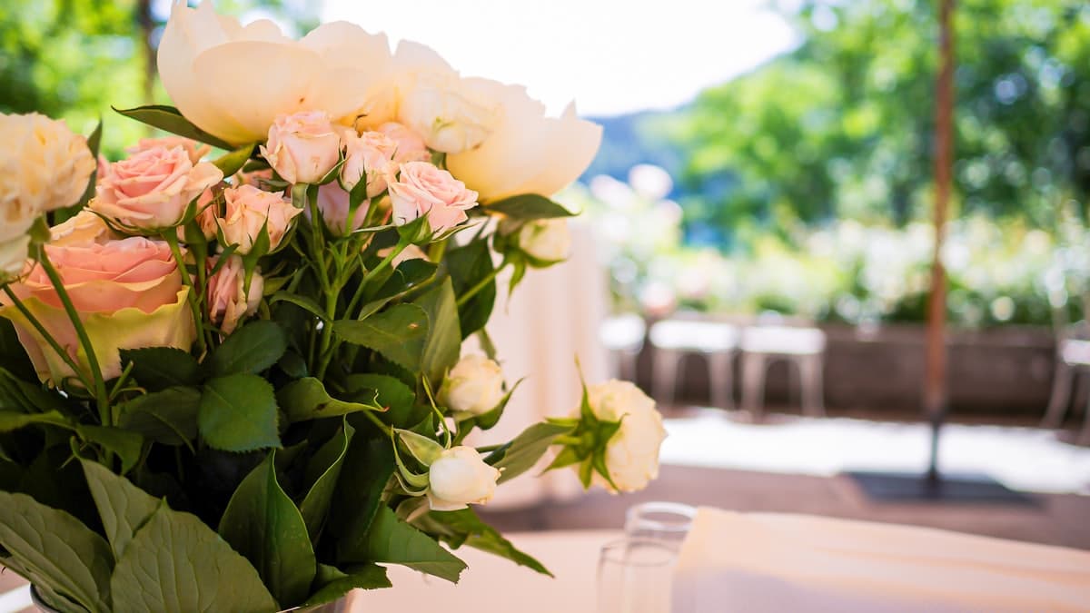 Ramo de flores sobre una mesa en un patio al aire libre