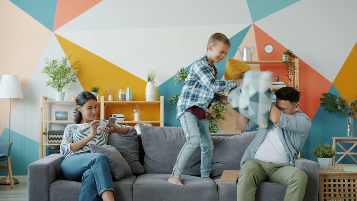 Familia jugando en el living de su casa