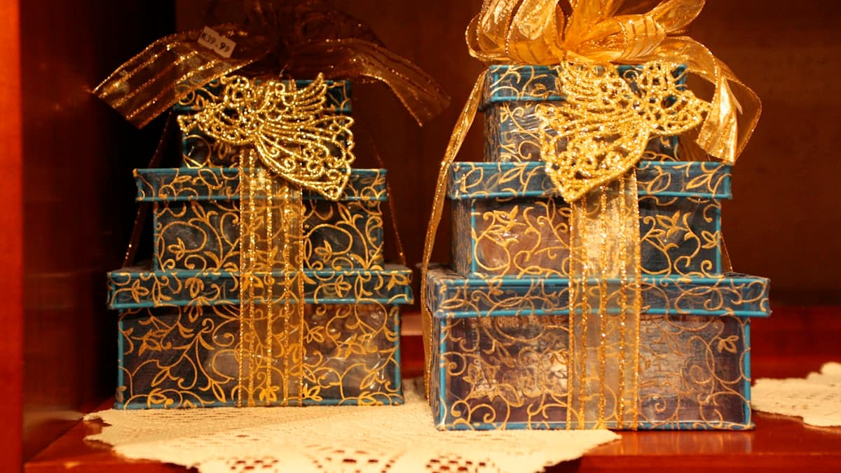 Cajas de regalo apiladas con moños dorados