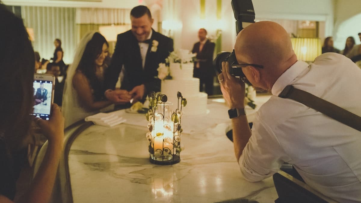 Pareja de novios en el salón de su casamiento
