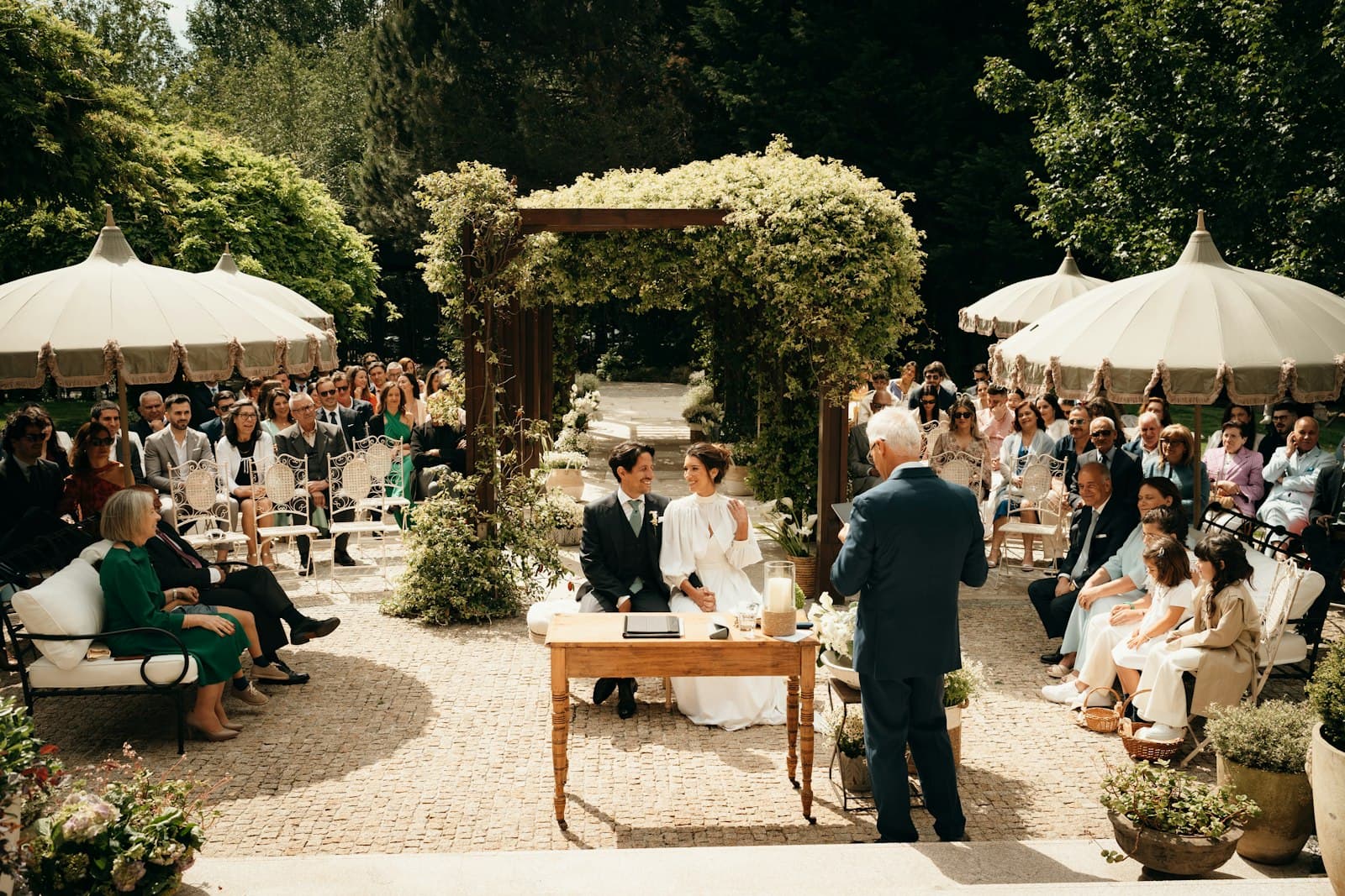 Ceremonia de casamiento al aire libre con pocos invitados sentados
