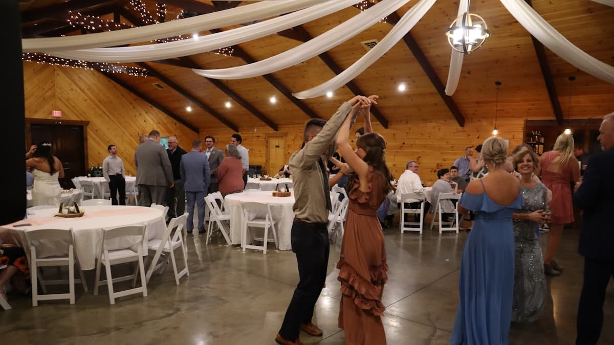 Invitados bailando en la fiesta de un casamiento
