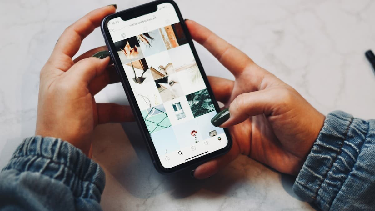 Personas mirando fotos juntas en la pantalla de un celular