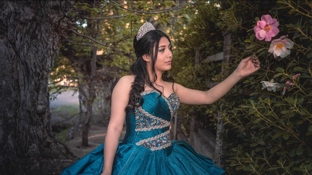 Quinceañera con vestido de gala en su fiesta de 15