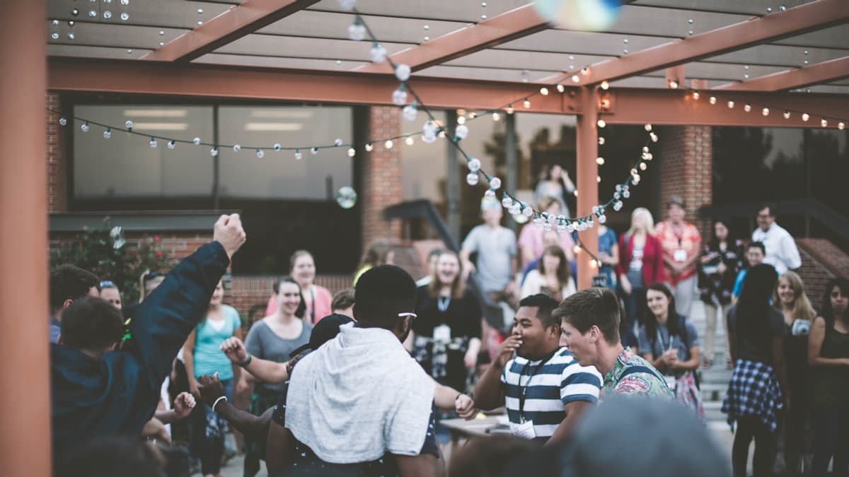 Grupo de adolescentes festejando juntos en una fiesta