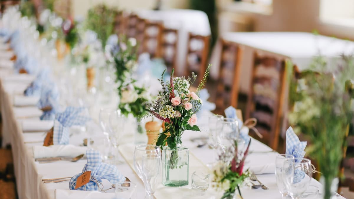 Mesa decorada de un casamiento con copas
