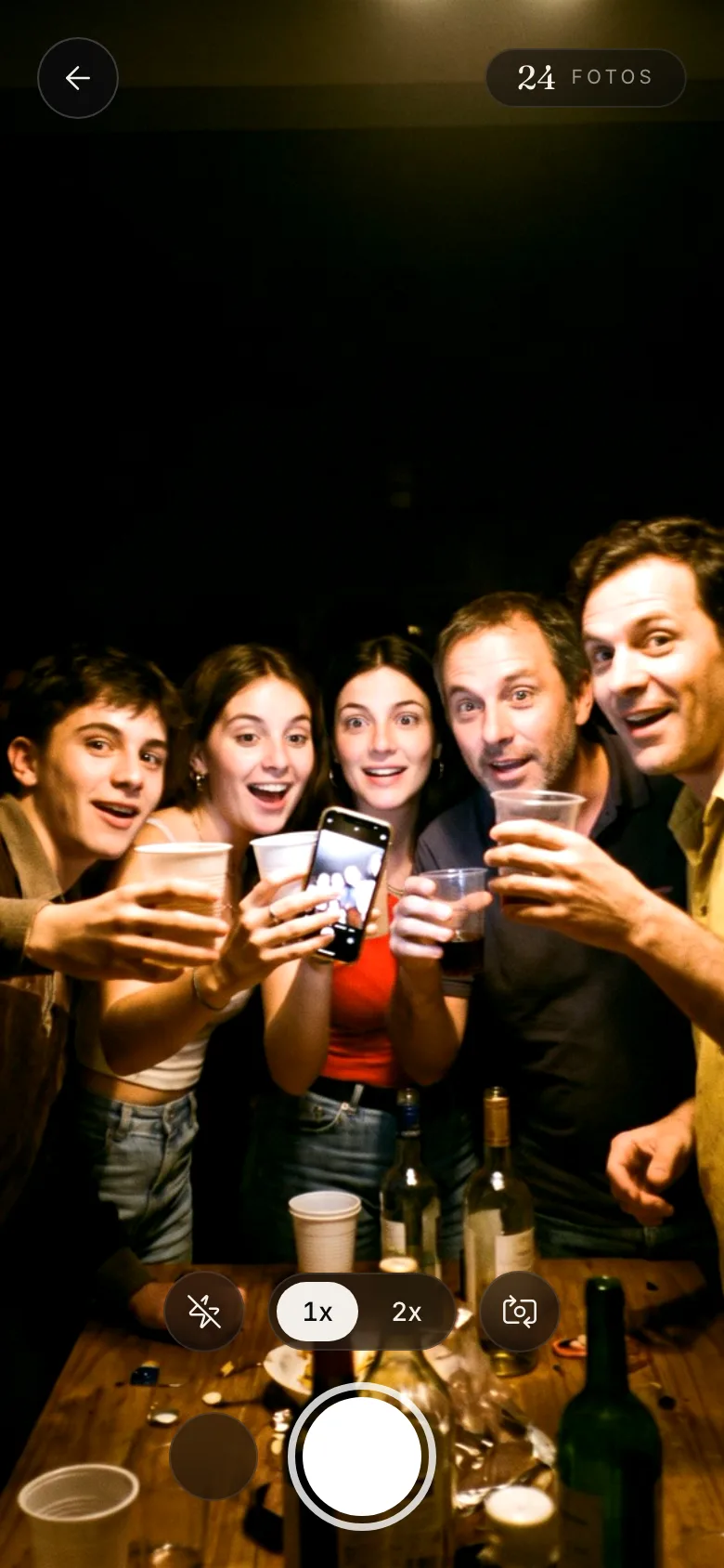 La camara de Instante abierta en el celular de un invitado, apuntando a un brindis en la fiesta.