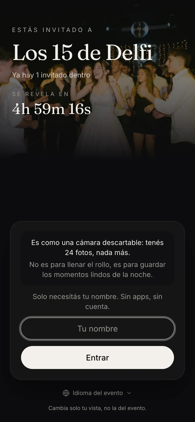 La invitacion a Los 15 de Delfi en el celular de un invitado, con la cuenta regresiva al revelado.