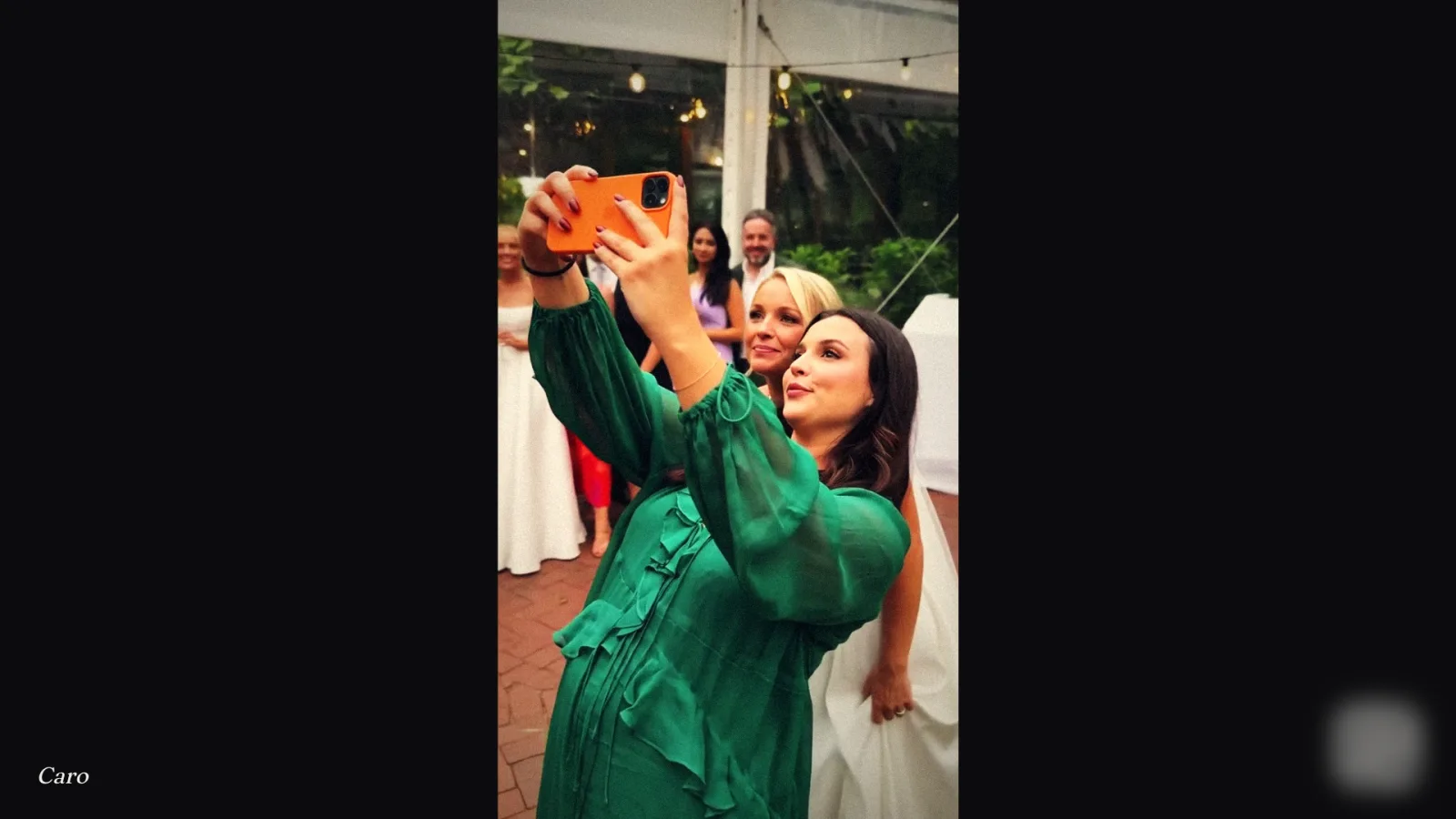 La pantalla de proyección mostrando una foto de la fiesta